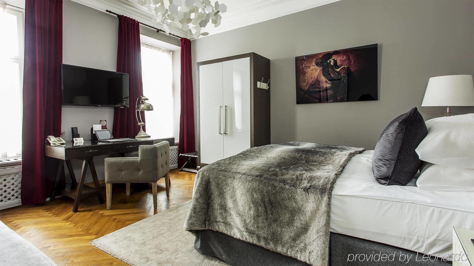 St. Petersbourg Hotel - Small Luxury Hotels Of The World Tallinn Bagian luar foto