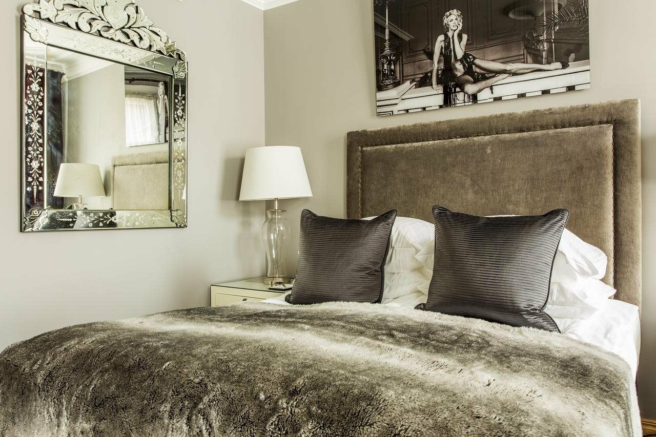 St. Petersbourg Hotel - Small Luxury Hotels Of The World Tallinn Bagian luar foto